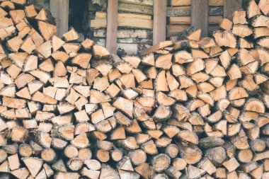 Yakacak odun ya da duvarın altında yakacak odun. Doku yığını