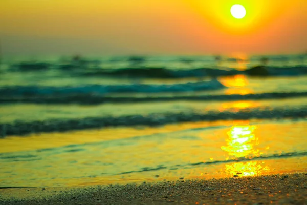 Bagnato sabbia marina sulla spiaggia sullo sfondo bel tramonto dorato. Close up sabbia marina sull'oceano riva durante il tramonto.Paesaggio tramonto costa del mare. sabbia bagnata dorata sulla spiaggia su uno sfondo tramonto. — Foto Stock