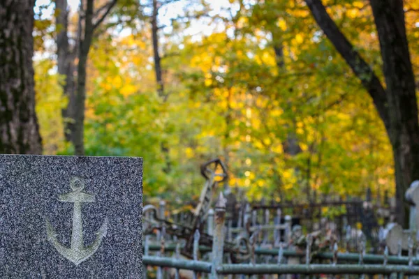 Het graf van een zeeman. Gravestone met anker. — Stockfoto