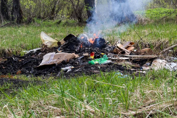 Ölü yakma plastik çöpü ya da açık ateşte çöp. Atmosferde hasar