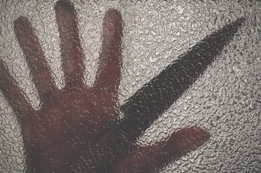 Elde bıçak. Saldırgan teneke saldırısı. Hackleme girişimi. Camın arkasındaki suçlu.