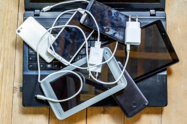 Grup elektronik cihazları ve ofis ekipmanları. Akıllı telefonlar, tablet, eBook, şarj aleti.