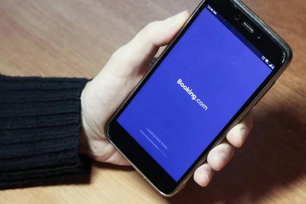 St. Petersburg, Rusya, 21 Kasım 2018. Akıllı telefon ekranındaki mobil sitenin ana sayfası