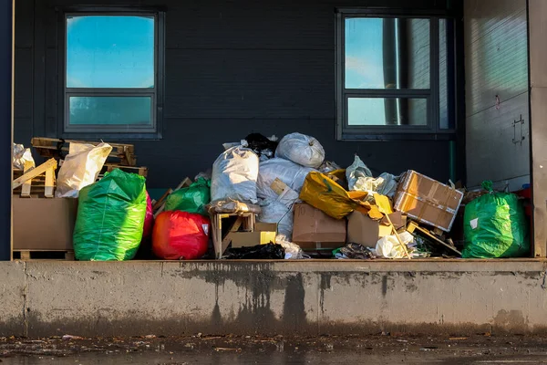 Remoção de lixo - sacos de lixo plástico transbordantes, Pilha de lixo — Fotografia de Stock