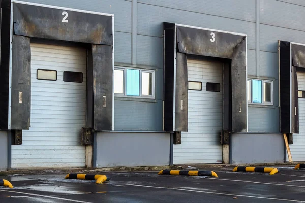 Rij laadperrons met rolluiken in een magazijn. Logistiek complex magazijn — Stockfoto