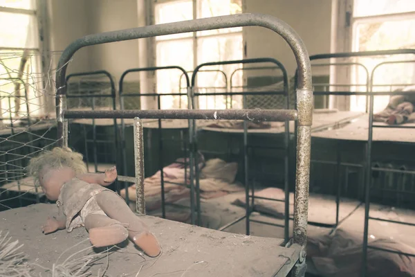 Vecchia bambola infetta da radiazioni. Edificio abbandonato a Pripyat. Zona di esclusione — Foto Stock