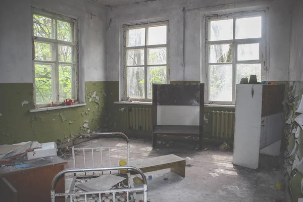 Boş Anaokulu Binası. Bebek karyolası düzensiz dizilmiş. Pripyat 'ta terk edilmiş bir bina