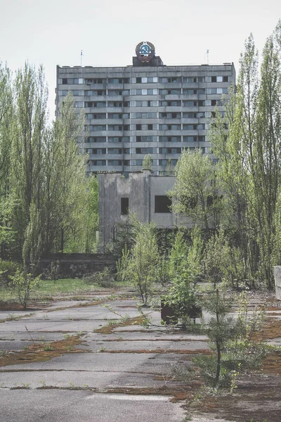 Çatıda SSCB arması olan harap bir bina. Pripyat 'ta terk edilmiş bir bina.