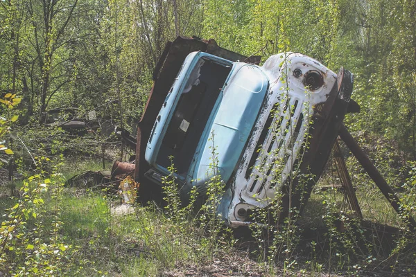 Ters dönmüş Sovyet kamyonu. Pripyat 'ta terk edilmiş bir araba. Radyasyon Enfekte Etme Teknikleri