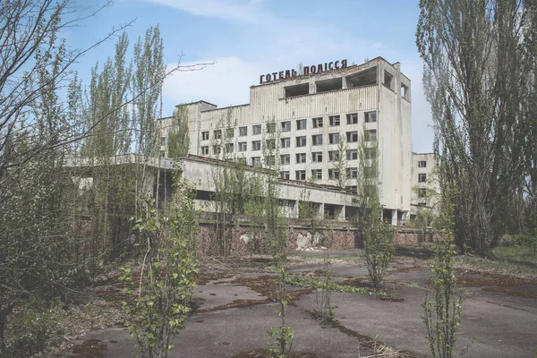 Надпись "Отель Полесье". Заброшенное здание в Припяти. Отель радиационного излучения — стоковое фото