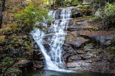 Ekim ayında Jiaohe, Jilin 'deki Hongye Vadisi Şelalesi manzarası.