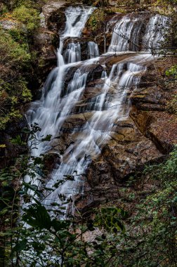 Ekim ayında Jiaohe, Jilin 'deki Hongye Vadisi Şelalesi manzarası.