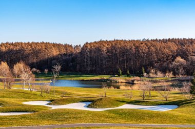Çin Changchun 'daki Jingyuetan golf sahasının sonbahar manzarası.