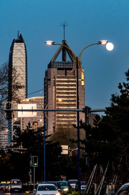 Bir sonraki tren Changchun, Çin 'de ay ışığı altında akacak.