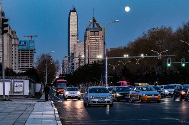 Bir sonraki tren Changchun, Çin 'de ay ışığı altında akacak.