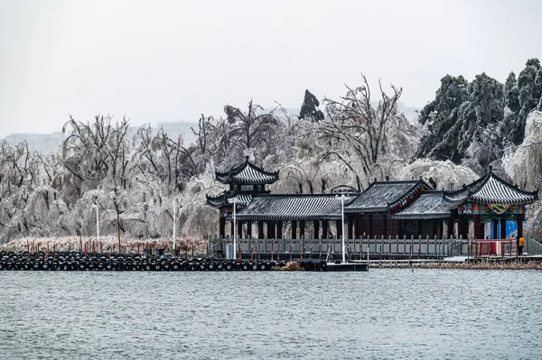 中国長春市の南湖公園の冬の風景雨と雪の後 — ストック写真
