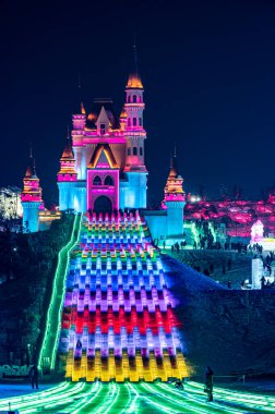 Changchun Ice ve Snow Xintiandi 'nin geceleri buz ve kar manzarası.