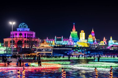 Changchun Ice ve Snow Xintiandi 'nin geceleri buz ve kar manzarası.