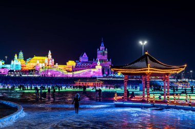 Changchun Ice ve Snow Xintiandi 'nin geceleri buz ve kar manzarası.