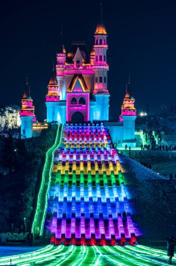 Changchun Ice ve Snow Xintiandi 'nin geceleri buz ve kar manzarası.