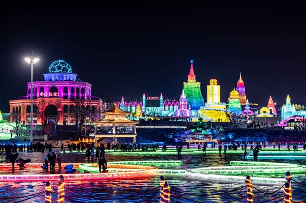 Changchun Ice ve Snow Xintiandi 'nin geceleri buz ve kar manzarası.