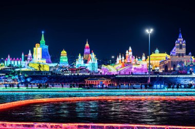 Changchun Ice ve Snow Xintiandi 'nin geceleri buz ve kar manzarası.