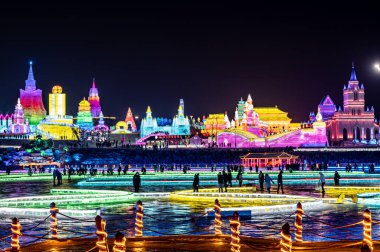 Changchun Ice ve Snow Xintiandi 'nin geceleri buz ve kar manzarası.