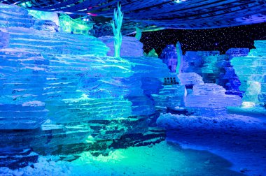 Changchun Ice ve Snow Xintiandi 'nin geceleri buz ve kar manzarası.