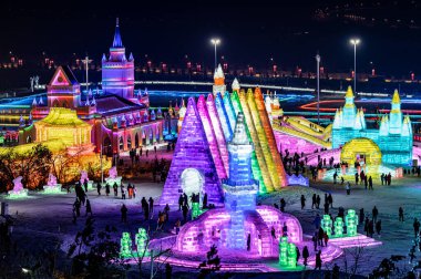 Changchun Ice ve Snow Xintiandi 'nin geceleri buz ve kar manzarası.