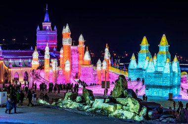 Changchun Ice ve Snow Xintiandi 'nin geceleri buz ve kar manzarası.