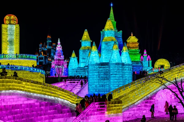 Changchun Ice ve Snow Xintiandi 'nin geceleri buz ve kar manzarası.