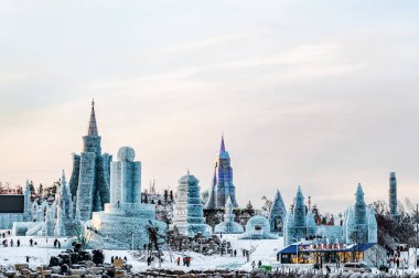 Changchun Buzu ve Kar Xintiandi 'nin buz heykelleri ve mimari manzarası, Çin