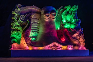 Kar Dünyası 'nın gece manzarası ve yol boyunca Jingyuetan Ulusal Orman Parkı, Changchun, Çin