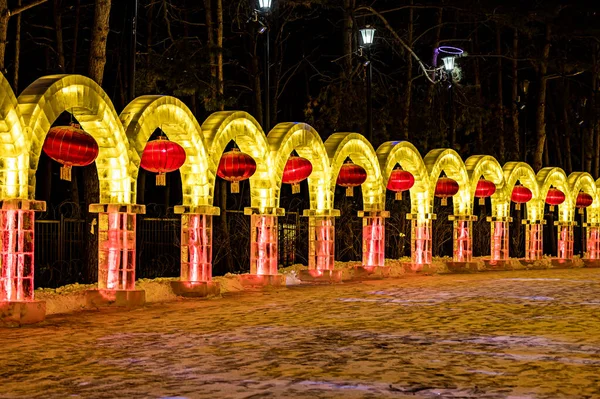 雪の世界の夜景と景徳鎮国立森林公園 中国の道に沿って光のショー — ストック写真