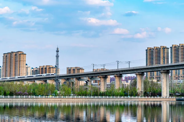 长春伊通河的城市与高速铁路景观 — 图库照片