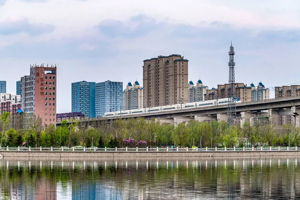 长春伊通河的城市与高速铁路景观 — 图库照片