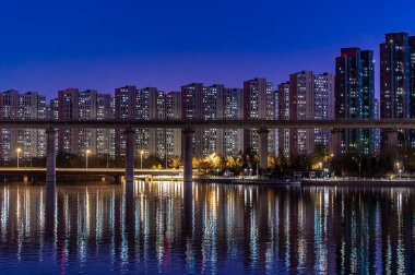 Changchun, Çin 'deki Yitong Nehri' nin gece manzarası.