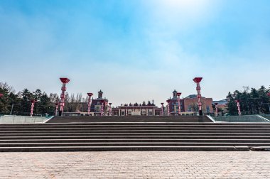 Changchun Birinci Otomobil Üretim Tesisi, Çin 'in 1. kapısının mimari manzarası.