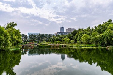 Changchun, Çin 'deki Kuzey Gölü Ulusal Wetland Parkı manzarası.