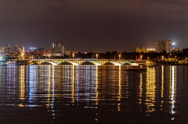 Nanhu Park 'ın gece manzarası, Changchun, Çin yazın.