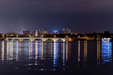 Nanhu Park 'ın gece manzarası, Changchun, Çin yazın.