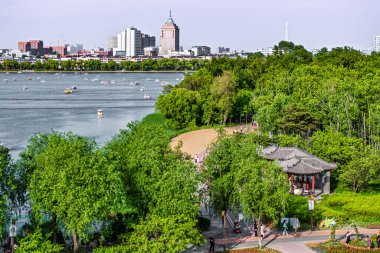 1 Haziran 2025, Changchun, Çin. Changchun 'daki Nanhu Park' ın yaz manzarası..