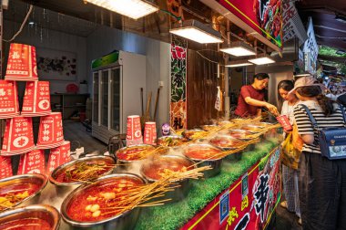 15 Mayıs 2025, Xi 'an, Çin. Müslüman Mahallesinden Sahne.