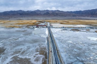 Dachaidan, Qinghai, Çin 'deki Zümrüt Gölü manzarası.