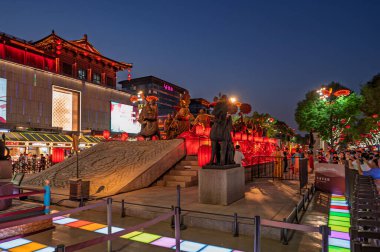 15 Mayıs 2025, Xi 'an, Shaanxi Eyaleti, Çin' deki Tang Paradise 'ın gece manzarası.