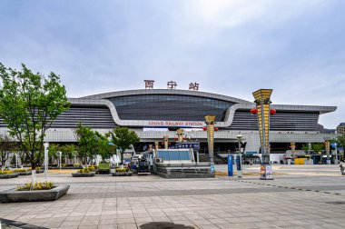 Xining Tren İstasyonu 'nun mimari manzarası, Xining Şehri, Qinghai Eyaleti, Çin