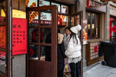 12 Şubat 2026, Changchun, Çin: Yaşlı Changchun Xinmin Hutong ortaya çıktı! Ay 'ın Yeni Yıl aromasıyla dolu.