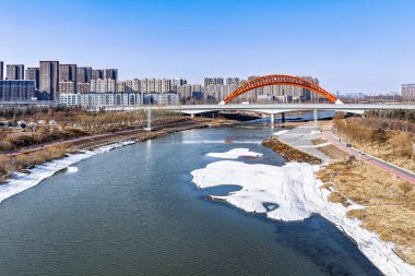 Çin, Changchun 'daki Yitong Nehri' nin ilk bahar manzarası.