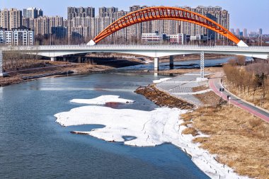 Çin, Changchun 'daki Yitong Nehri' nin ilk bahar manzarası.