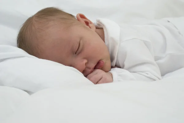 Bebé recién nacido durmiendo — Foto de Stock